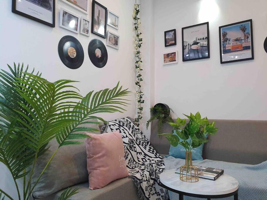 1 Bedroom Condo,3 Minutes To The *